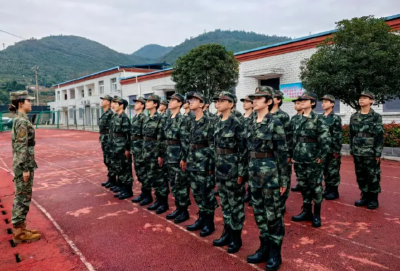 “兵教师”母婷：戎装铸魂 粉笔传心