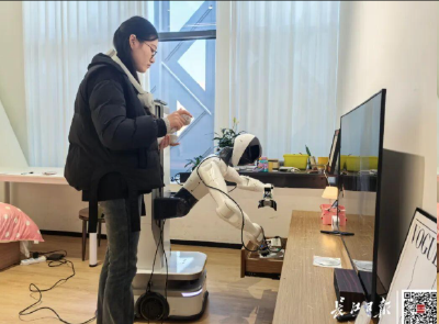 23岁女生，在武汉教机器人“做人”