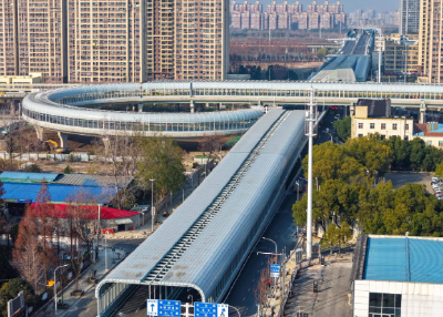 枝叶关情处，城市暖意生——笑脸在热气腾腾的日常里绽放