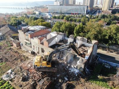 郧阳区拆除城区两处老旧危房