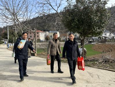 郧阳区融媒体中心到包联点开展走访慰问