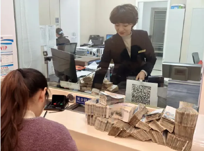 郧县农商银行：三名银行员工7小时清点客户零钱28万元