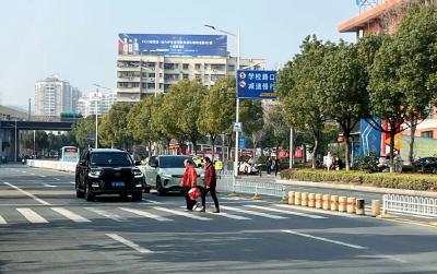 斑马线前不礼让！交警当场劝诫教育......