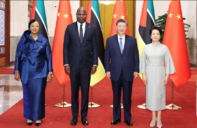 习近平举行仪式欢迎莫桑比克总统访华