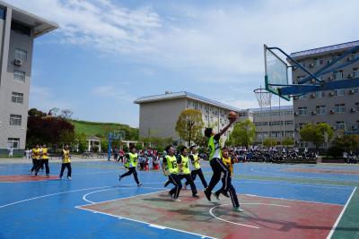 十堰市医药卫生学校“杏林杯”篮球赛燃动校园