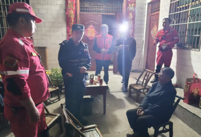 郧阳民警夜巡救助走失老人 跨省将其安全送回