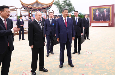 习近平同俄罗斯总统普京共同参观“传承中俄世代友好 树立大国关系典范”图片展 