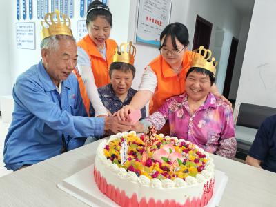 郧阳区杨溪铺镇青龙泉社区举办老年集体生日会