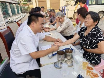 梅铺中心卫生院：中医夜市送健康 免费义诊暖街坊