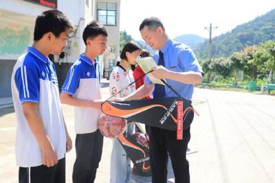 郧阳检察：关爱慰问留守儿童
