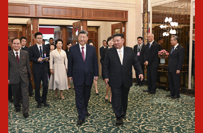 习近平夫妇出席金正恩夫妇举行的小范围午宴 
