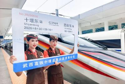 西十高铁开通首日，跟着小编乘高铁，感受高铁速度