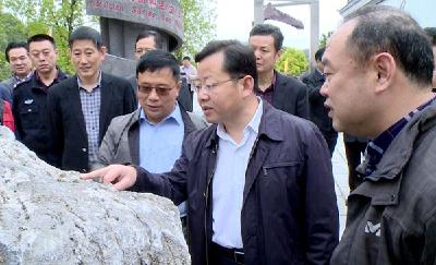 王平昌就三峡大瀑布创建5A景区现场办公 