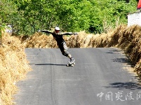 国际速降赛三峡富裕山站圆满落幕 加拿大选手夺冠