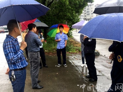 ​三斗坪镇联合多部门在三峡坝区开展旅游环境整治