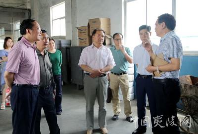 易仁和到龙泉镇部分企业调研工业经济发展