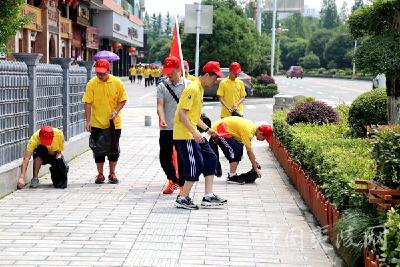 夷陵城区15所中小学2000多名师生上街倡文明