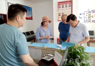 伍万平到锦湖社区指导文明创建工作