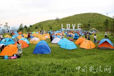 三峡首届高山草原音乐帐篷节在百里荒景区举行