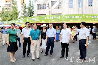 刘学甫、吴康年来夷检查文明创建工作