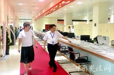 简晓玲赴夷陵区政务服务中心督办文明创建工作