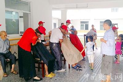 【司法局】夷陵区组织社区矫正人员为孤寡老人送温暖