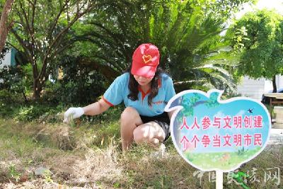 东湖社区志愿者走进小区助力文明创建