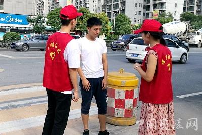 锦湖社区“红马甲”街头劝导不文明行为