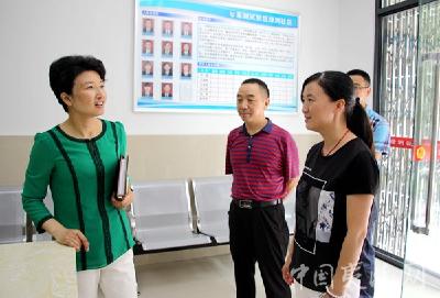 万犁昌督导检查绿洲社区文明创建工作