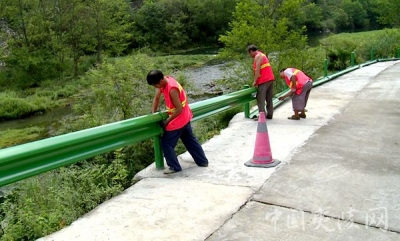 夷陵区全力推进农村公路安防工程建设惠民生
