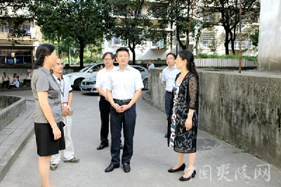 刘朝到望江社区督导检查文明创建工作