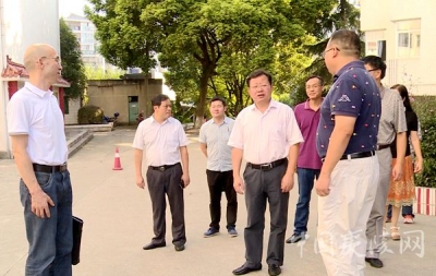 夷陵区领导看望慰问教师