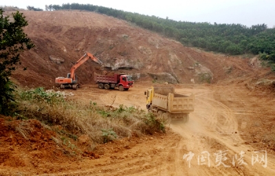 鸦鹊岭镇：四个工程开工配套治污玛瑙河