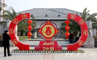 灯光鲜花扮美城区 夷陵春节氛围浓