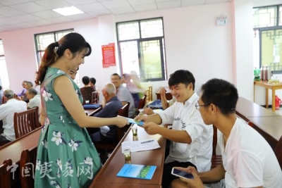乐天溪镇：强化科技支撑 中蜂助力脱贫 