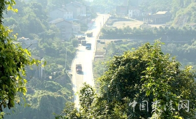 三峡日报：款款深情涌峡江