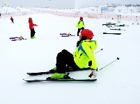 百里荒风景区上演冰雪瑜珈，迎来第一批滑雪体验者