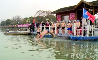 亚锦赛冠军陈苏伟畅游黄柏河 称赞水质好