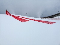 百里荒风景区上演冰雪瑜珈，迎来第一批滑雪体验者