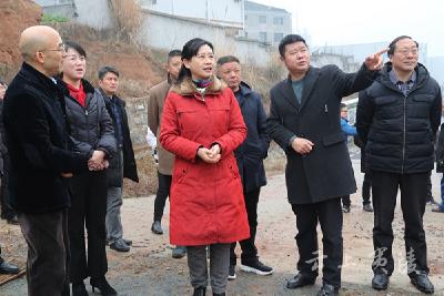 V视 | 邓玉华检查春季开学情况时强调：秉持教育情怀 提升教学质量