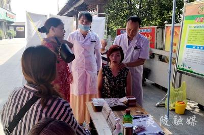 谭家榜社区与鸿泰中医院开展送健康义诊活动