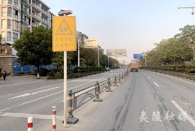 安装隔离护栏 保障道路安全
