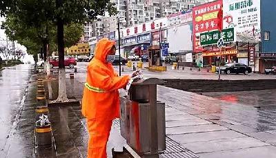湖北日报客户端：迎风冒雨保城市清洁