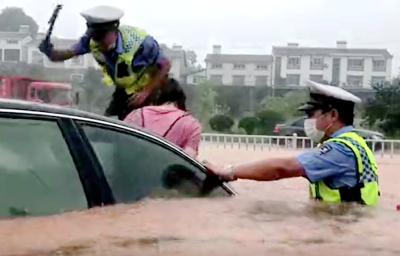 危急时刻有交警！宜昌交警暴雨中破窗救人