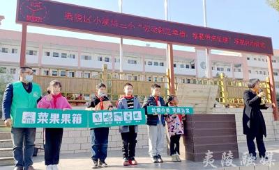 劳动创造幸福  堆肥带来低碳