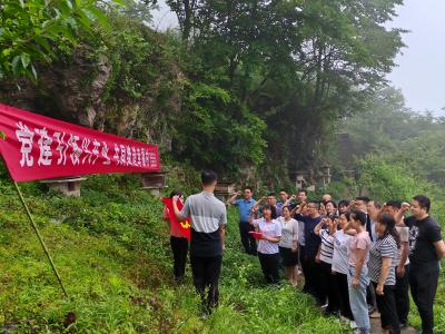 主题党日到基地 凝聚合力促发展