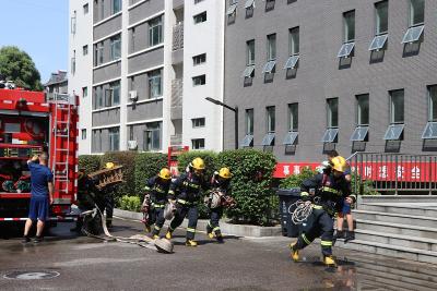 夷陵消防组织开展楼层内攻实战化操法训练