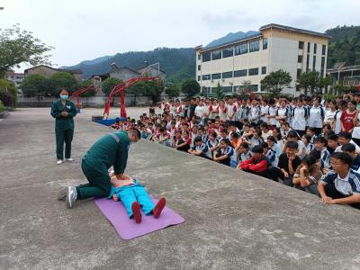 防溺水教育在身边 救护培训进校园