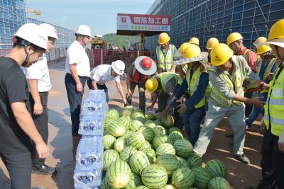 关怀备至 安全至上 稻花香为馫香基地建设一线“送清凉”