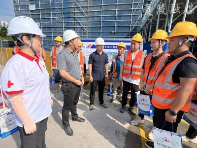 区住建局、区建协、区红十字会联合开展“夏日送清凉”慰问活动